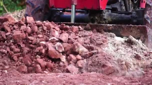 Aufnahmen Des Traktors Bei Der Bodenbearbeitung — Stockvideo