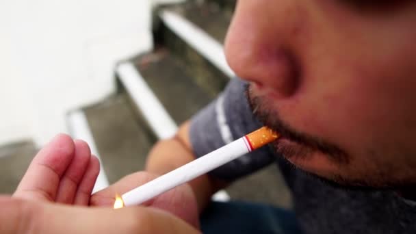 Asiáticos Hombres Están Fumando Fuera Del Parque Metraje Cámara Lenta — Vídeo de stock
