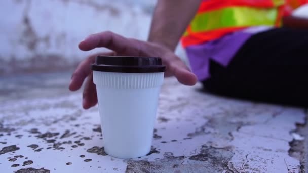 Ingenieur Werkt Met Laptop Het Drinken Van Koffie Construction Site — Stockvideo