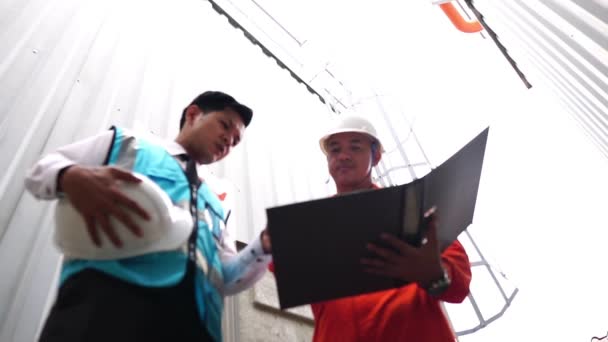 Fermeture Des Ouvriers Asiatiques Discutant Des Plans Construction — Video