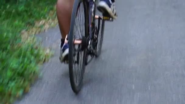 Närbild Människan Cykling Utomhus — Stockvideo