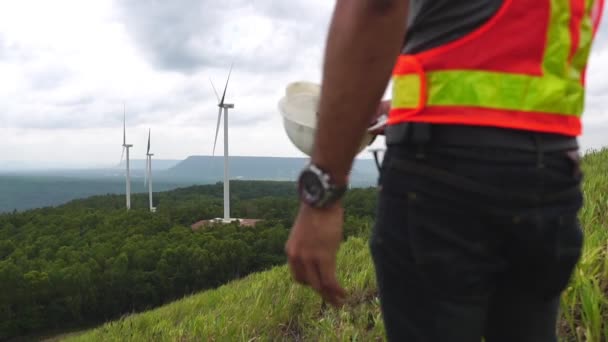 Les Ingénieurs Asiatiques Vérifient Système Éoliennes Avec Une Tablette — Video