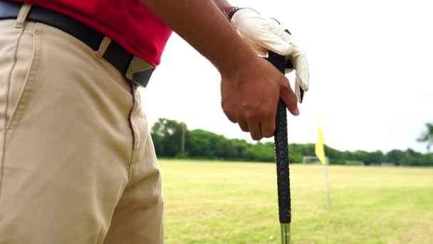 Imágenes Recortadas Del Hombre Que Juega Golf — Vídeo de stock