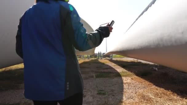 Mulher Engenheira Com Chapéu Duro Contra Aerogeradores — Vídeo de Stock