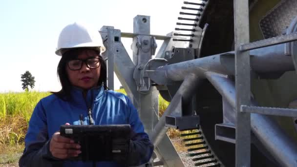 Vrouw Ingenieur Met Harde Hoed Tegen Windturbine Beeldmateriaal — Stockvideo