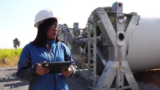 Ingeniero Está Investigando Las Imágenes Defectuosas Del Sistema Aerogeneradores — Vídeo de stock