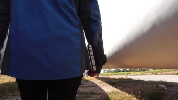 Ingegnere Donna Con Cappello Rigido Contro Turbina Eolica Filmati — Video Stock