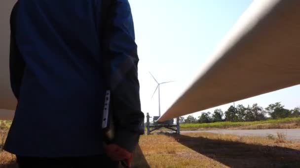 Ingeniero Evalúa Turbina Eólica Con Metraje Tableta — Vídeo de stock