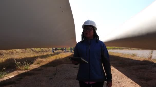 Ingénieur Femme Avec Casque Dur Contre Les Images Éoliennes — Video