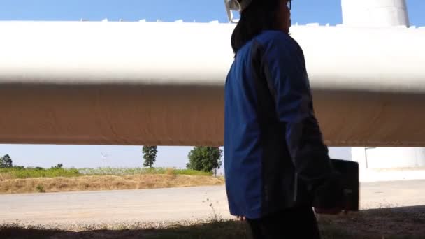 Vrouw Ingenieur Met Harde Hoed Tegen Windturbine Beeldmateriaal — Stockvideo