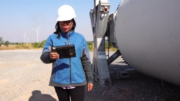 Bir Mühendis Rüzgar Türbinini Tablet Görüntüsü Ile Değerlendirdi — Stok video