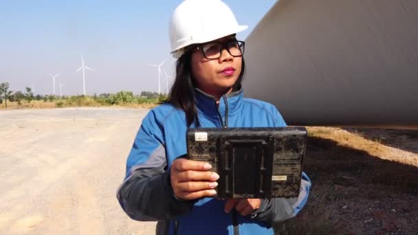 Ingeniero Está Investigando Las Imágenes Defectuosas Del Sistema Aerogeneradores — Vídeo de stock