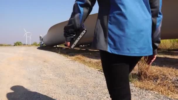 一位工程师用一块4K的平板胶片来评估风力涡轮机 — 图库视频影像