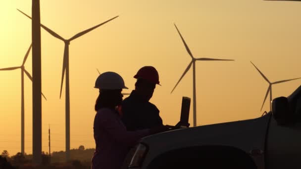 Männliche Ingenieure Sprechen Über Anlagentechnikerin Für Windkraftanlagen Frau Filmmaterial — Stockvideo