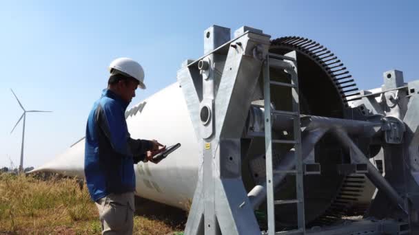 Engenheiro Com Chapéu Duro Contra Imagens Turbinas Eólicas — Vídeo de Stock