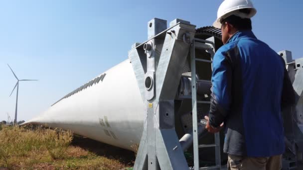 Ingeniero Con Casco Contra Imágenes Aerogeneradores — Vídeos de Stock