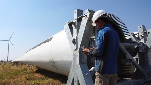 Ingegnere Con Cappello Rigido Contro Filmati Turbina Eolica — Video Stock