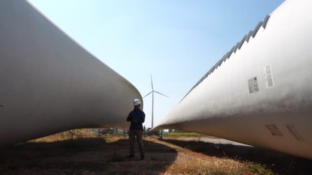 Ingenieur Mit Hartem Hut Gegen Windkraftanlagen — Stockvideo