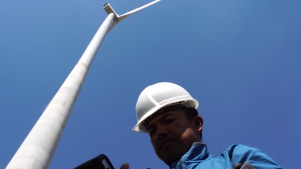 Ingeniero Con Casco Contra Imágenes Aerogeneradores — Vídeos de Stock