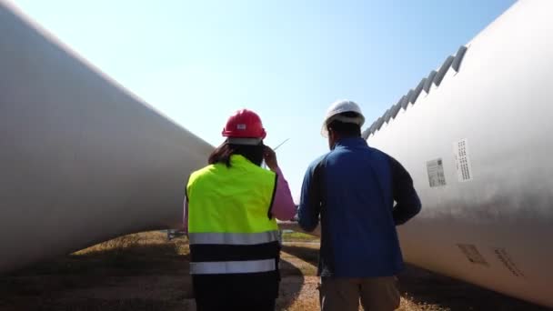 Muži Inženýři Mluví Systému Větrné Turbíny Technik Žena Záběry — Stock video