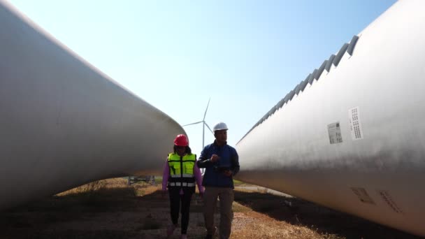 男性エンジニアは風力タービンシステム技術者の女性の映像について話しています — ストック動画
