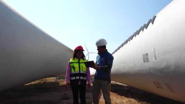 Los Ingenieros Masculinos Están Hablando Técnico Sistemas Turbina Eólica Mujer — Vídeos de Stock