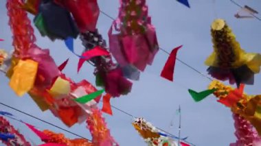 Budizm kültürünün 4K görüntülerini kutlamak için renkli bayraklar