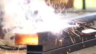 Yakın plan: Metal işçisi kaynak demiri bir atölye çekiminde 4K