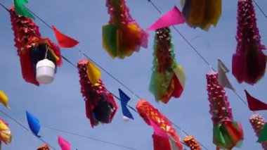 Budizm kültürünün 4K görüntülerini kutlamak için renkli bayraklar