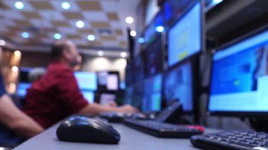 Mühendis grubu elektrik kontrol odası görüntülerinde çalışmak istiyor.