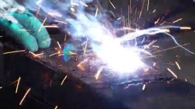 Yakın plan: Metal işçisi kaynak demiri bir atölye çekiminde 4K