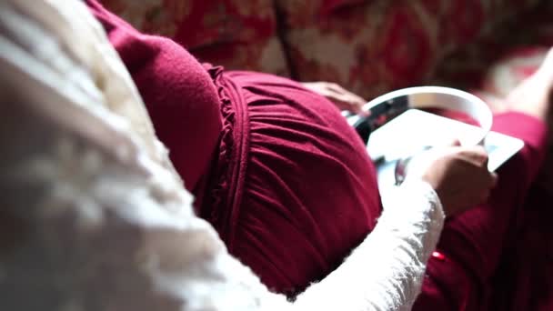 Молодая Беременная Женщина Сидящая Диване Слушающая Музыку — стоковое видео