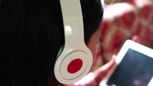 Młoda Ciężarna Kobieta Siedzi Kanapie Słuchając Muzyki — Wideo stockowe