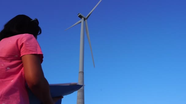Ingenieur Die Buiten Werkt Het Windturbinesysteem Controleren — Stockvideo