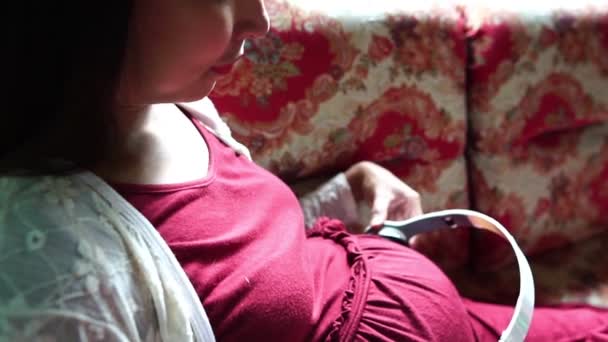 Jeune Femme Enceinte Assise Sur Canapé Musical — Video