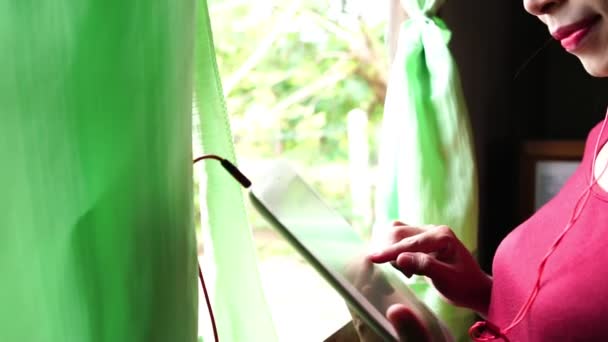 Mladá Těhotná Žena Stojící Blízkosti Okna Pomocí Digitálního Tabletu Poslech — Stock video