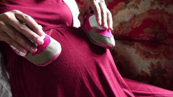 Молодая Беременная Женщина Детскими Сапогами — стоковое видео