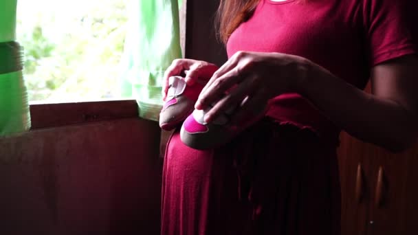 Junge Schwangere Frau Mit Babystiefeln — Stockvideo