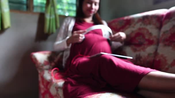 Ung Gravid Kvinna Sitter Soffan Lyssna Musik — Stockvideo