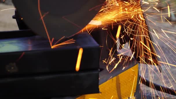 Metalworker Moagem Ferro Com Uma Serra Elétrica — Vídeo de Stock