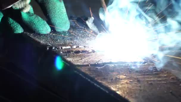 Close Ferro Solda Trabalhador Metal Uma Oficina Filmagens — Vídeo de Stock
