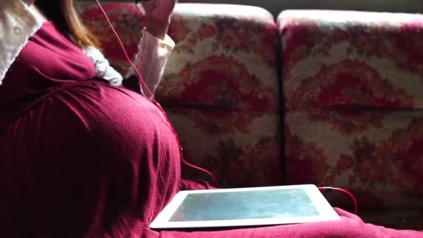 Ung Gravid Kvinna Sitter Soffan Lyssna Musik — Stockvideo