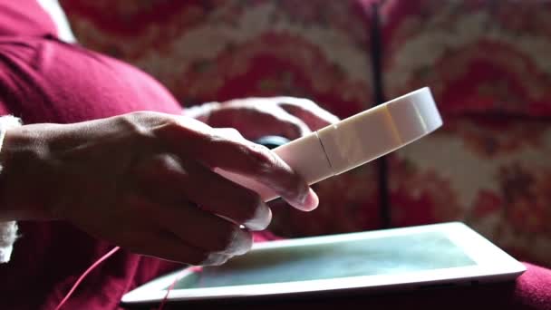Mujer Embarazada Que Está Sentada Sofá Escuchando Música — Vídeo de stock