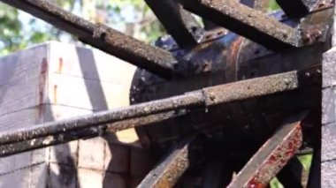 Eski ahşaptan atık su arıtma görüntülerine kadar su türbini.