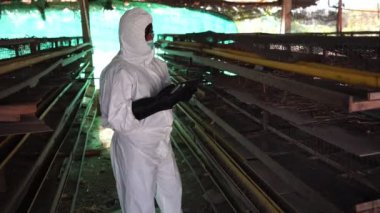 Bilim insanları kimyasal kirliliği tavuk atığı görüntüsü 4k şeklinde izliyorlar.