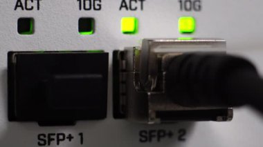 Bilgisayarın içindeki internet kablosu 