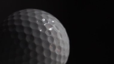 Koyu arkaplanda golf topu