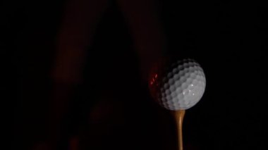 Koyu arkaplanda golf topu