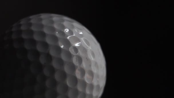 Golfball Auf Dunklem Hintergrund — Stockvideo