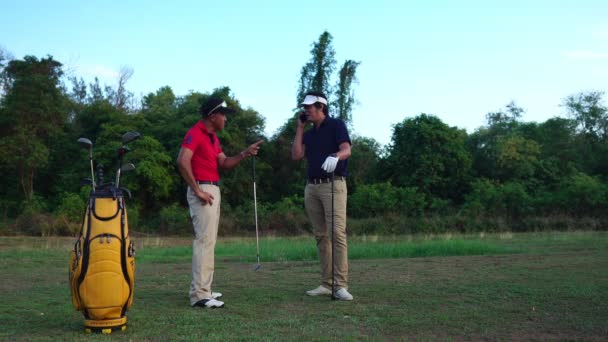 Asiatiska Män Spelar Golf Ängen — Stockvideo